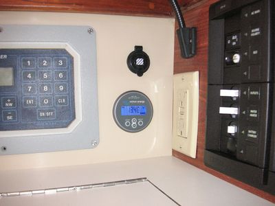 0646 BMV700 and 12VDC Outlet.jpg